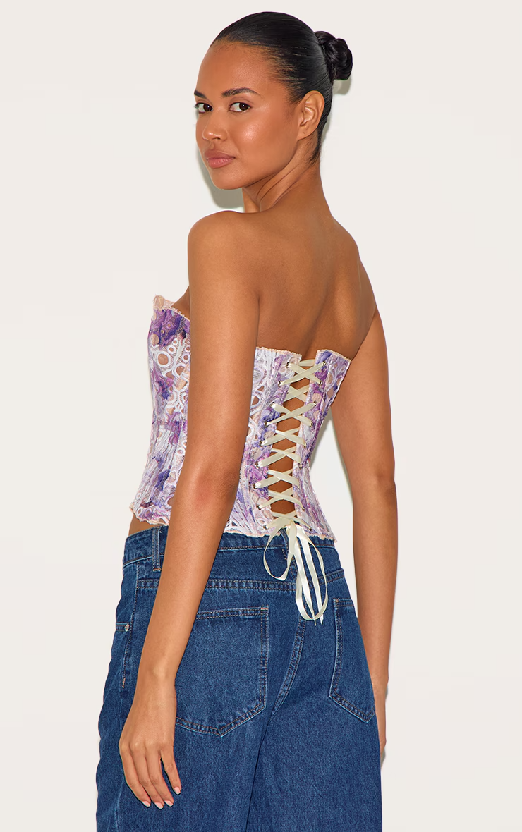 Elegant kanten corset met een flatterende pasvorm en delicate details, perfect voor een chique en stijlvolle look