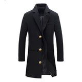winterjas met coltrui en donkere jeans
