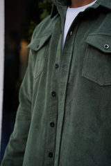 Groen corduroy overhemd met zakken aan de voorkant en button-down ontwerp

