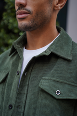Groen corduroy overhemd met zakken aan de voorkant en button-down ontwerp

