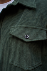Groen corduroy overhemd met zakken aan de voorkant en button-down ontwerp
