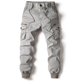 Grijs cargo jogger met elastische tailleband en boorden aan de enkels.
