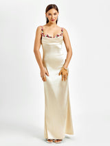 satijnen maxi jurk dames, galajurk met bloemen details, elegante avondjurk satijn, jurk voor bruiloft gast dames, bloemenapplicaties schouderbandjes jurk, champagnekleurige galajurk, zwarte satijnen avondjurk, roze maxi jurk dames, mintgroene galajurk dames, flatterende damesjurk met drapering
