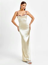 satijnen maxi jurk dames, galajurk met bloemen details, elegante avondjurk satijn, jurk voor bruiloft gast dames, bloemenapplicaties schouderbandjes jurk, champagnekleurige galajurk, zwarte satijnen avondjurk, roze maxi jurk dames, mintgroene galajurk dames, flatterende damesjurk met drapering
