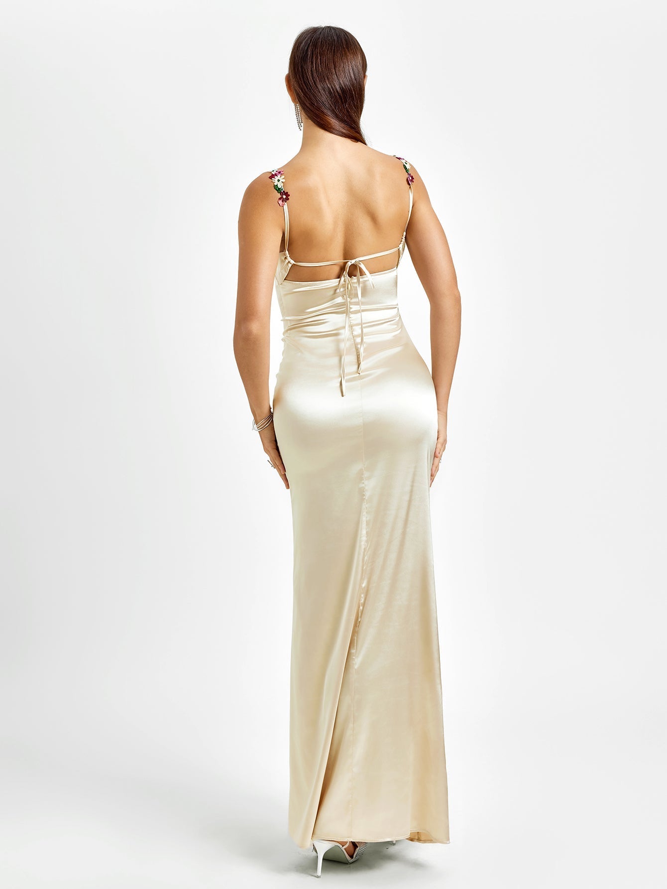 satijnen maxi jurk dames, galajurk met bloemen details, elegante avondjurk satijn, jurk voor bruiloft gast dames, bloemenapplicaties schouderbandjes jurk, champagnekleurige galajurk, zwarte satijnen avondjurk, roze maxi jurk dames, mintgroene galajurk dames, flatterende damesjurk met drapering
