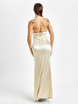 satijnen maxi jurk dames, galajurk met bloemen details, elegante avondjurk satijn, jurk voor bruiloft gast dames, bloemenapplicaties schouderbandjes jurk, champagnekleurige galajurk, zwarte satijnen avondjurk, roze maxi jurk dames, mintgroene galajurk dames, flatterende damesjurk met drapering
