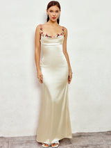 satijnen maxi jurk dames, galajurk met bloemen details, elegante avondjurk satijn, jurk voor bruiloft gast dames, bloemenapplicaties schouderbandjes jurk, champagnekleurige galajurk, zwarte satijnen avondjurk, roze maxi jurk dames, mintgroene galajurk dames, flatterende damesjurk met drapering
