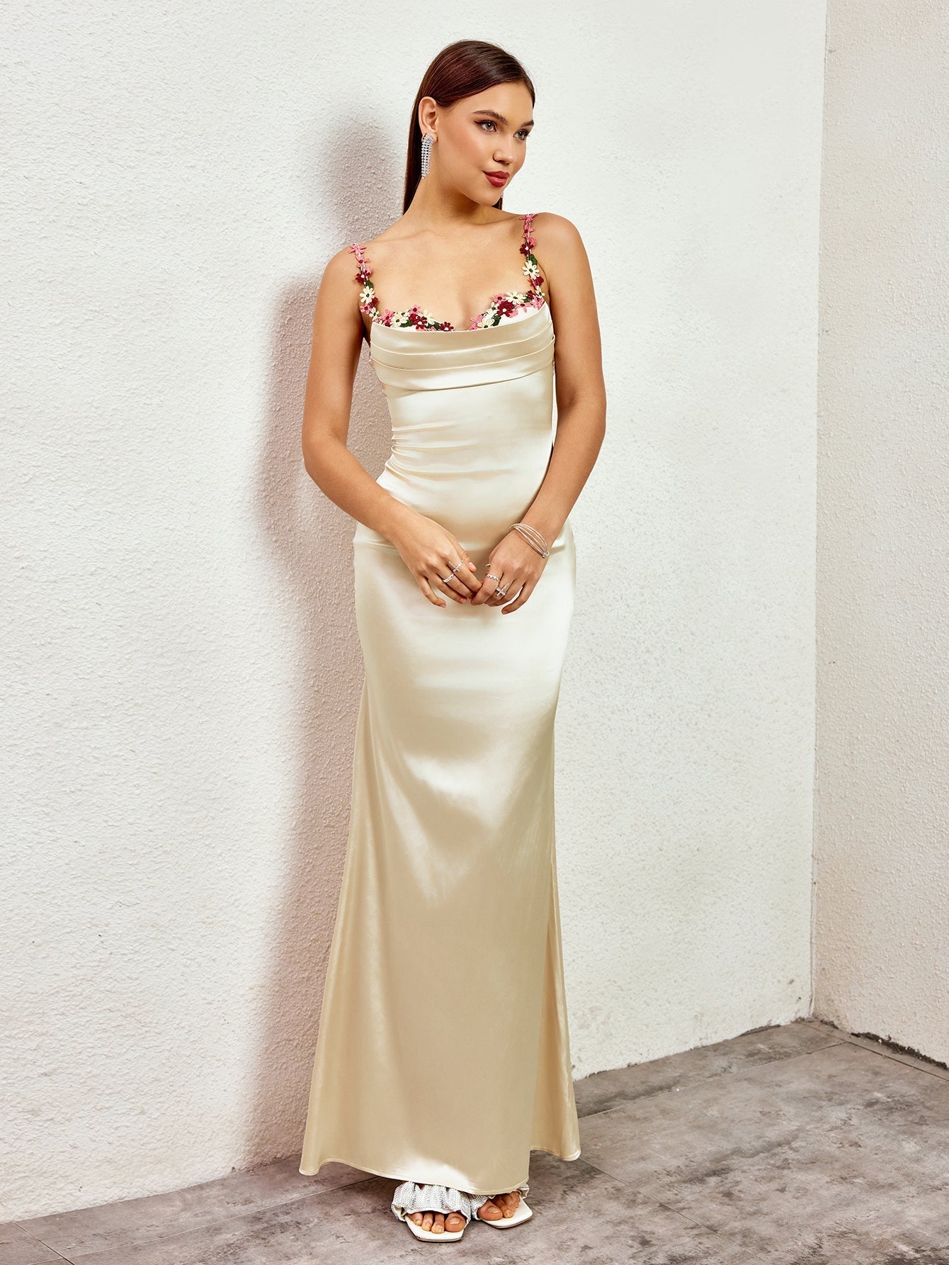 satijnen maxi jurk dames, galajurk met bloemen details, elegante avondjurk satijn, jurk voor bruiloft gast dames, bloemenapplicaties schouderbandjes jurk, champagnekleurige galajurk, zwarte satijnen avondjurk, roze maxi jurk dames, mintgroene galajurk dames, flatterende damesjurk met drapering
