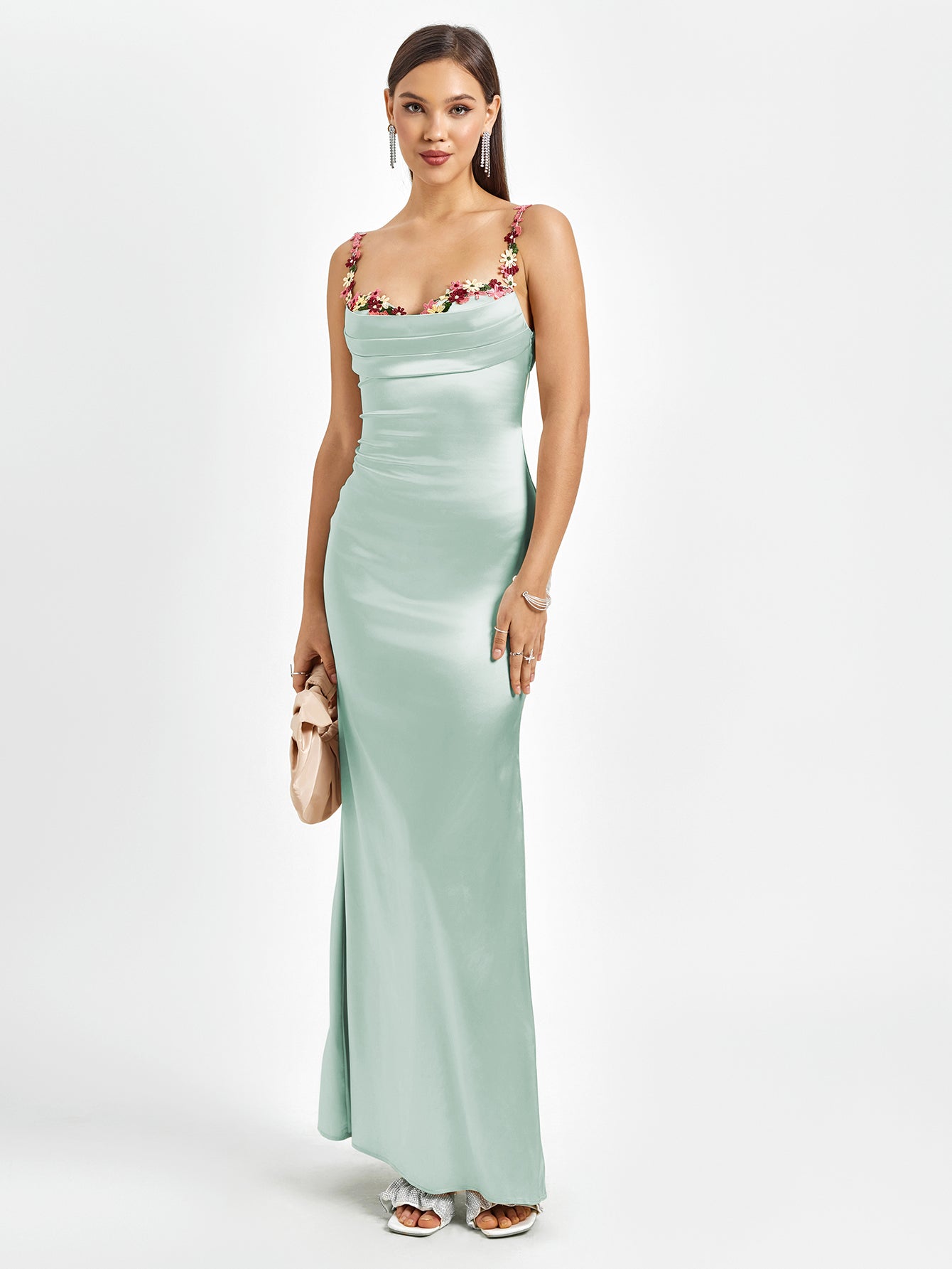 satijnen maxi jurk dames, galajurk met bloemen details, elegante avondjurk satijn, jurk voor bruiloft gast dames, bloemenapplicaties schouderbandjes jurk, champagnekleurige galajurk, zwarte satijnen avondjurk, roze maxi jurk dames, mintgroene galajurk dames, flatterende damesjurk met drapering
