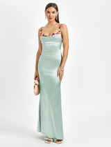 satijnen maxi jurk dames, galajurk met bloemen details, elegante avondjurk satijn, jurk voor bruiloft gast dames, bloemenapplicaties schouderbandjes jurk, champagnekleurige galajurk, zwarte satijnen avondjurk, roze maxi jurk dames, mintgroene galajurk dames, flatterende damesjurk met drapering
