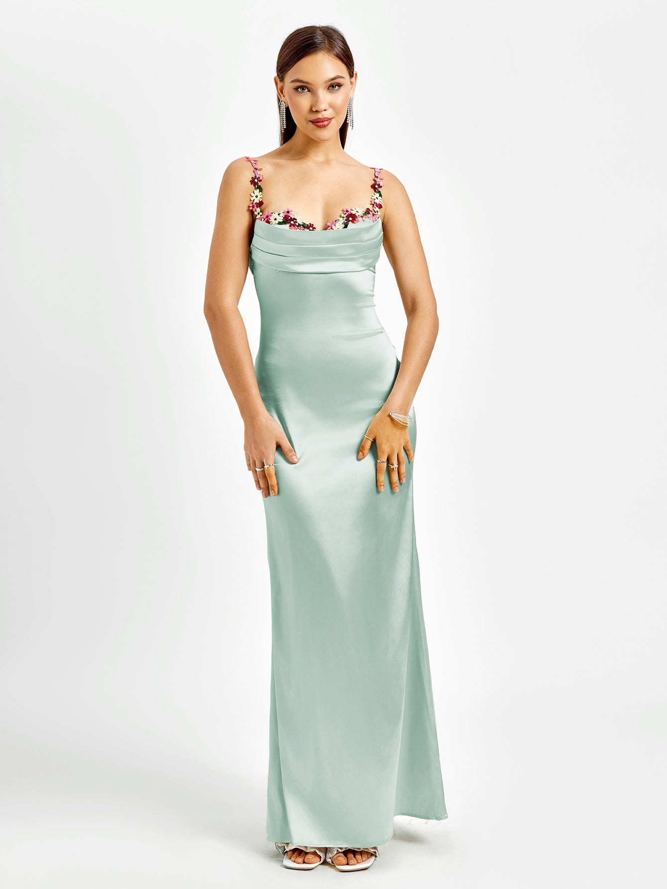 satijnen maxi jurk dames, galajurk met bloemen details, elegante avondjurk satijn, jurk voor bruiloft gast dames, bloemenapplicaties schouderbandjes jurk, champagnekleurige galajurk, zwarte satijnen avondjurk, roze maxi jurk dames, mintgroene galajurk dames, flatterende damesjurk met drapering
