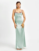 satijnen maxi jurk dames, galajurk met bloemen details, elegante avondjurk satijn, jurk voor bruiloft gast dames, bloemenapplicaties schouderbandjes jurk, champagnekleurige galajurk, zwarte satijnen avondjurk, roze maxi jurk dames, mintgroene galajurk dames, flatterende damesjurk met drapering
