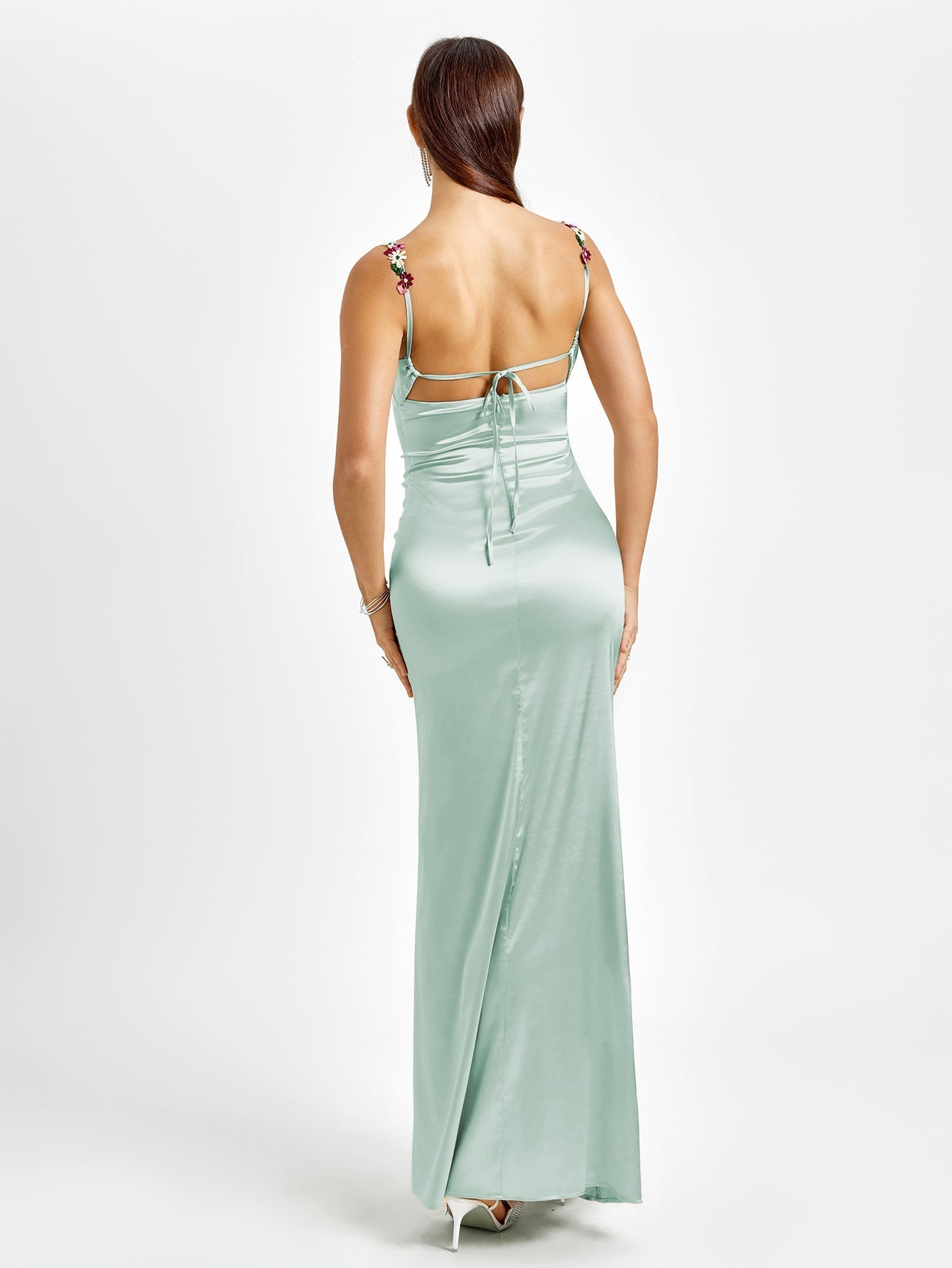 satijnen maxi jurk dames, galajurk met bloemen details, elegante avondjurk satijn, jurk voor bruiloft gast dames, bloemenapplicaties schouderbandjes jurk, champagnekleurige galajurk, zwarte satijnen avondjurk, roze maxi jurk dames, mintgroene galajurk dames, flatterende damesjurk met drapering

