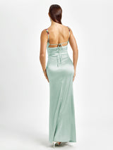 satijnen maxi jurk dames, galajurk met bloemen details, elegante avondjurk satijn, jurk voor bruiloft gast dames, bloemenapplicaties schouderbandjes jurk, champagnekleurige galajurk, zwarte satijnen avondjurk, roze maxi jurk dames, mintgroene galajurk dames, flatterende damesjurk met drapering
