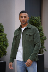 Groen corduroy overhemd met zakken aan de voorkant en button-down ontwerp
