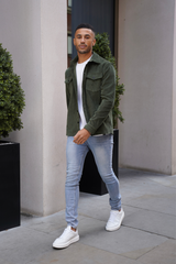 Groen corduroy overhemd met zakken aan de voorkant en button-down ontwerp
