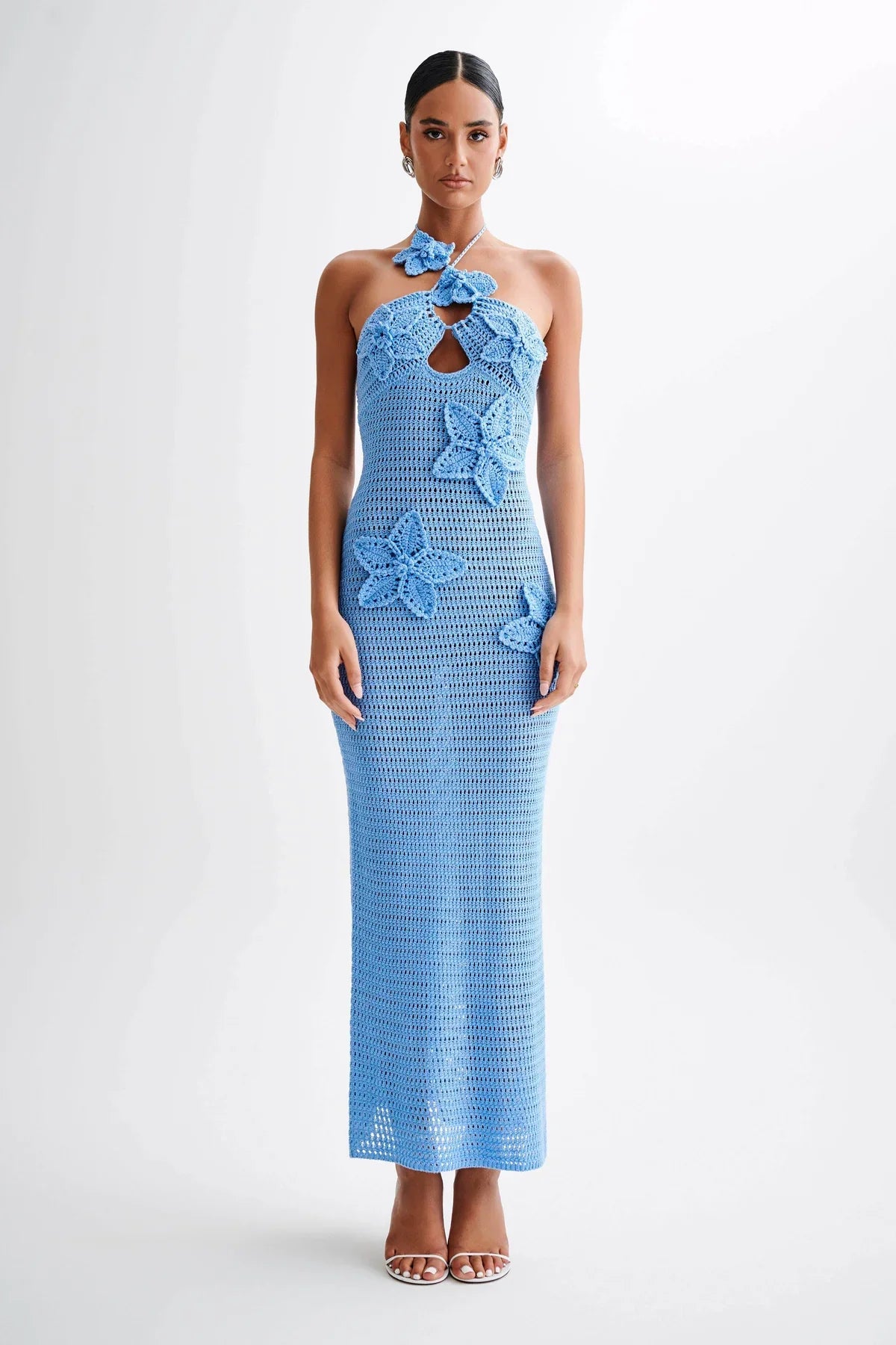 Dolce Vita Gehaakte Jurk in blauw met handgemaakte bloemenapplicaties en verfijnde details.