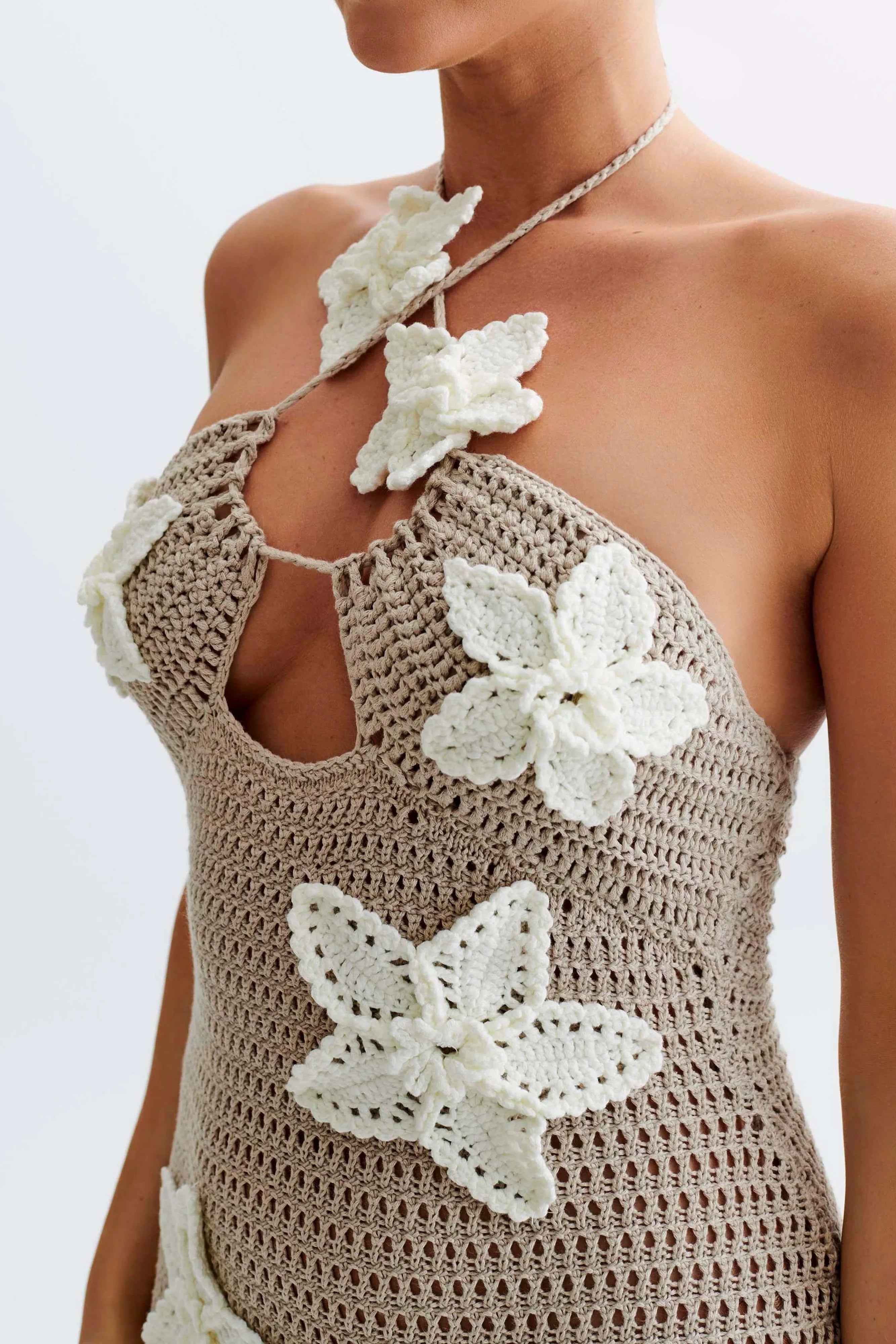   Dolce Vita Gehaakte Jurk in khaki met handgemaakte bloemenapplicaties en verfijnde details.