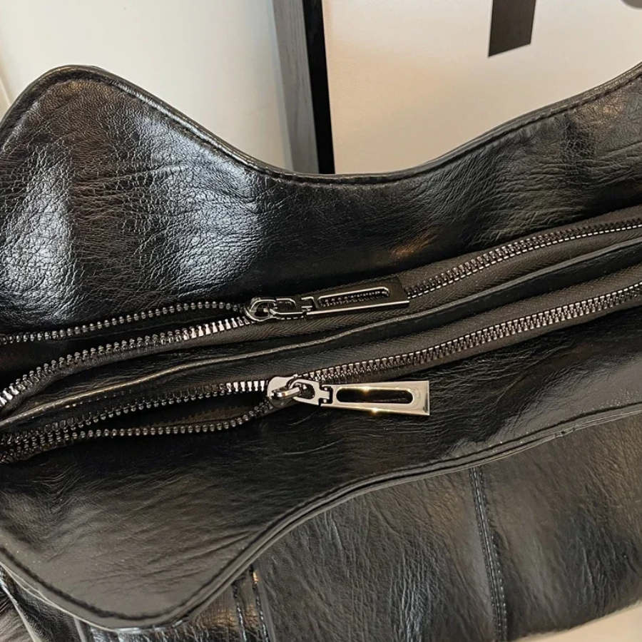 Close-up van Savannah Luxe Schoudertas met Metalen Accenten