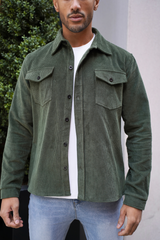 Groen corduroy overhemd met zakken aan de voorkant en button-down ontwerp
