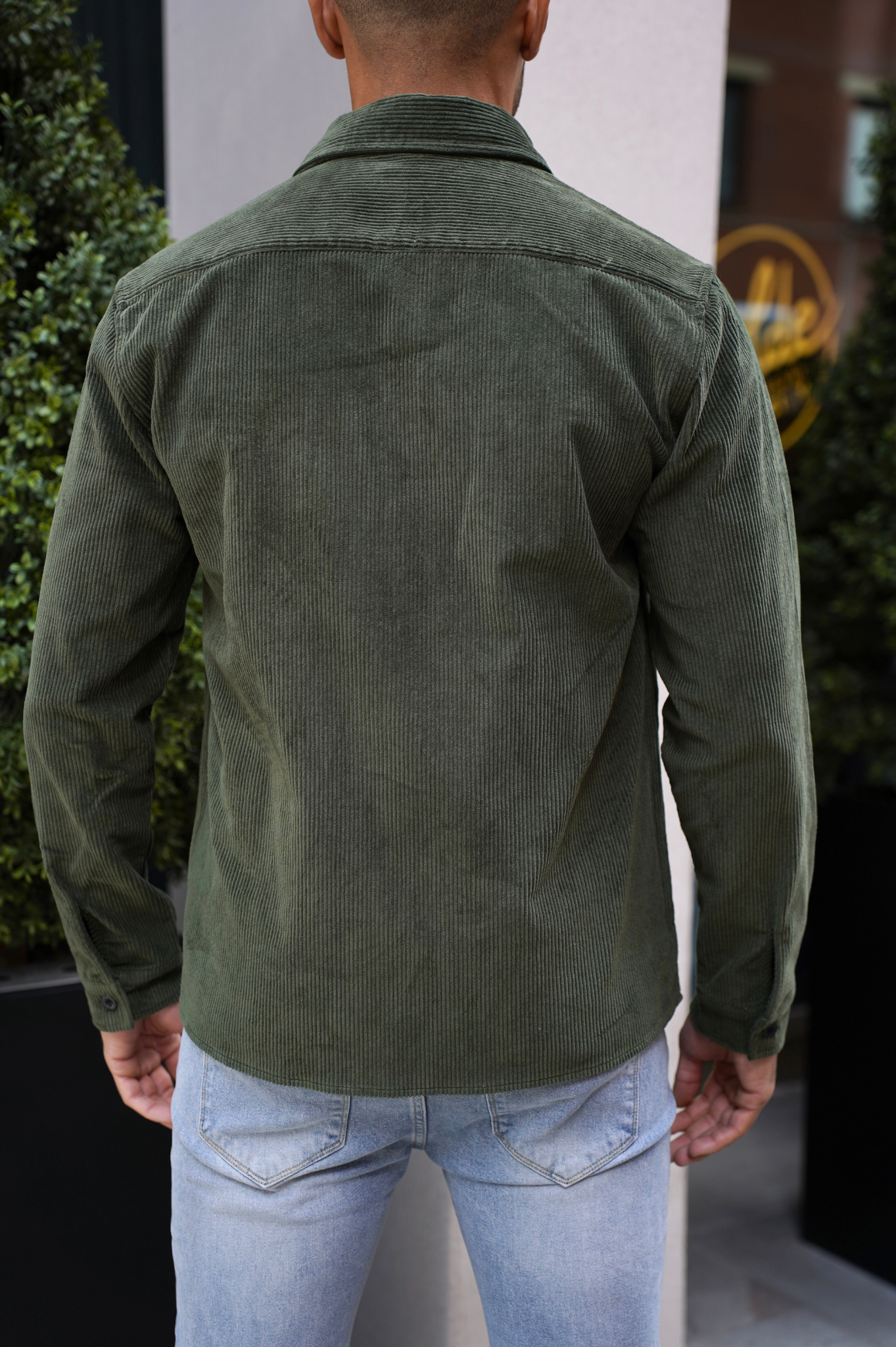 Groen corduroy overhemd met zakken aan de voorkant en button-down ontwerp
