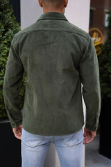 Groen corduroy overhemd met zakken aan de voorkant en button-down ontwerp
