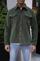Groen corduroy overhemd met zakken aan de voorkant en button-down ontwerp

