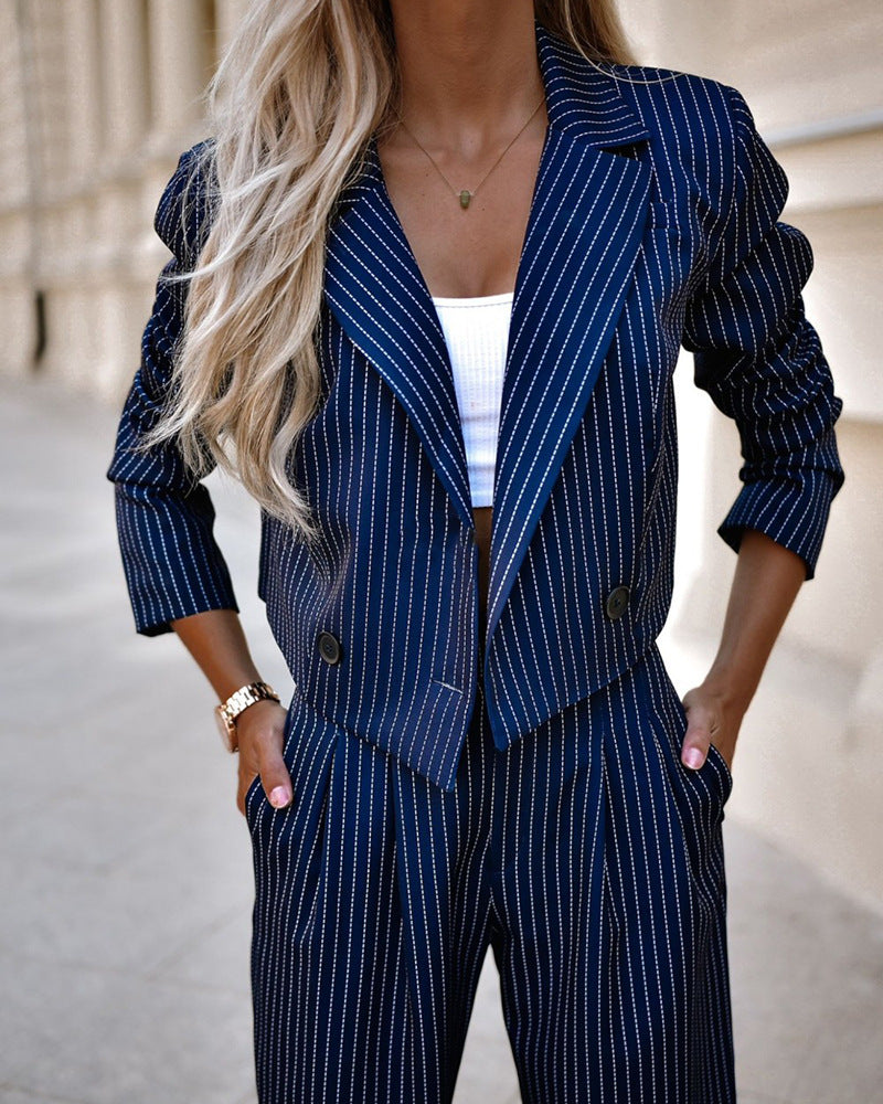 Donkerblauw damespak met witte top en relaxte fit