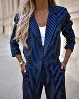 Donkerblauw damespak met witte top en relaxte fit