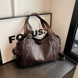 Vegan Leren Schoudertas met Stoere Metalen Details – Savannah Luxe
