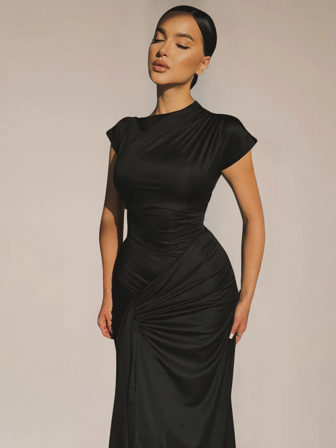 Zwarte Celina Lace-Up Gown met korte mouwen, ideaal voor gala’s
