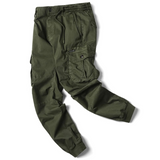groen cargo jogger met elastische tailleband en boorden aan de enkels.
