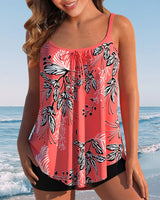 Koraalrode tankini met tropisch bloemenpatroon en zwarte short – zomerse strandlook