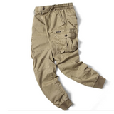 Khaki cargo jogger met elastische tailleband en boorden aan de enkels.
