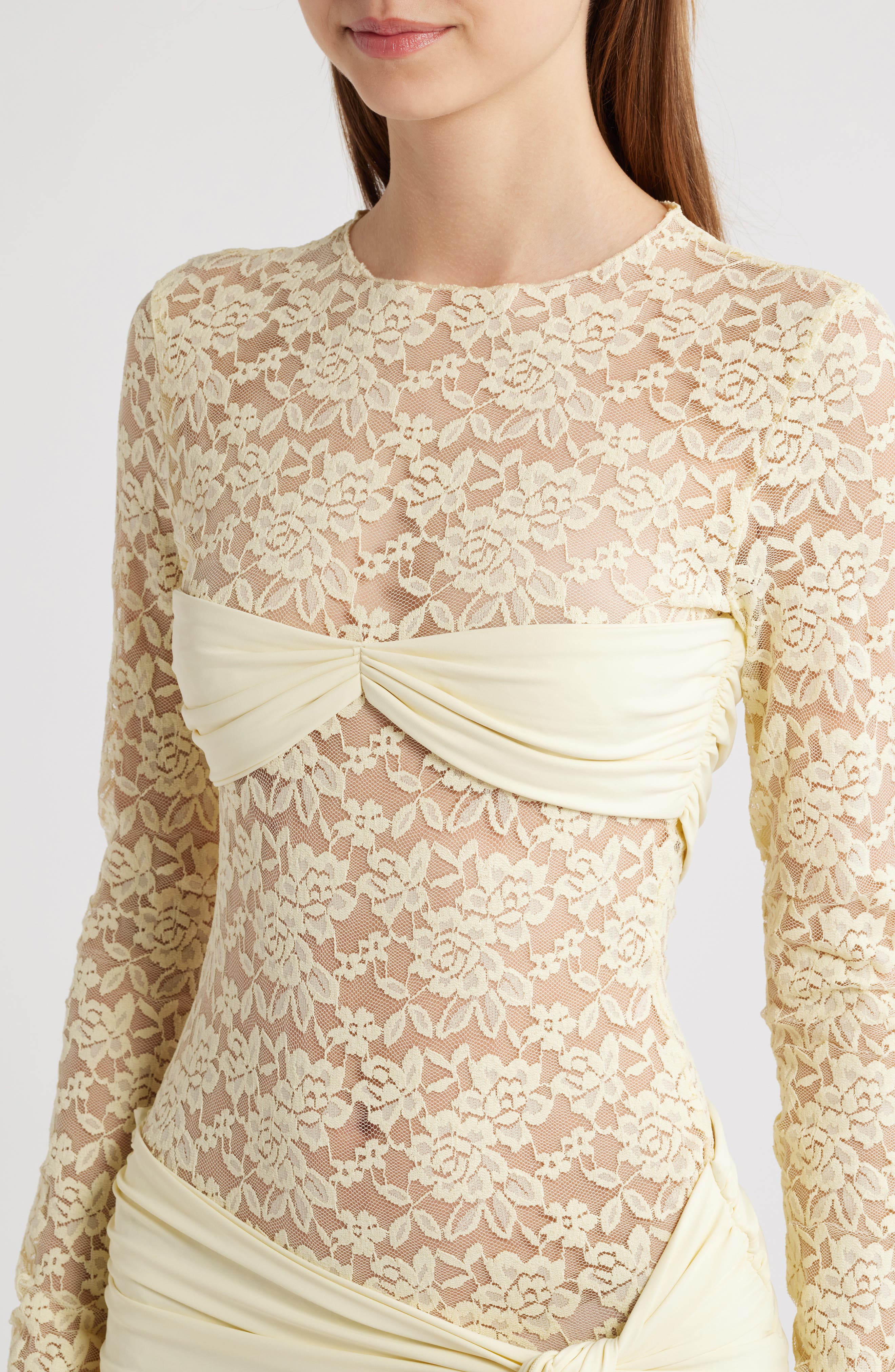 Close-up van het lijfje met kant en bandeau-stijl top
