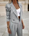 Grijs gestreept damespak met cropped blazer en high-waist broek