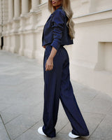 Zijaanzicht van marineblauw krijtstreeppak, casual chic