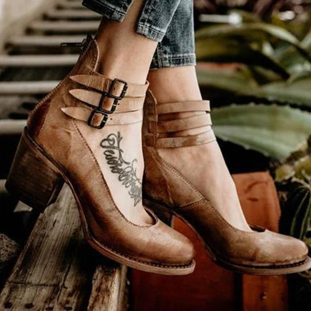 bruinleren damesschoenen met hak en verstelbare gespen, gedragen met jeans