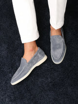 Donkergrijze loafers heren gestyled met witte broek