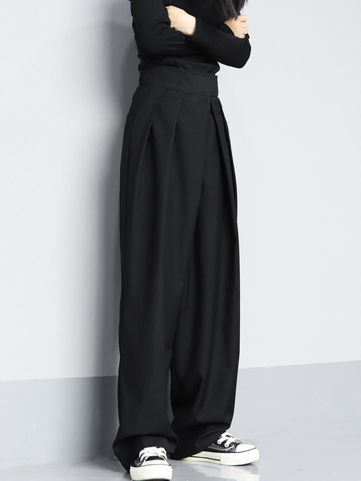 Zwarte wijde pantalon full body shot
