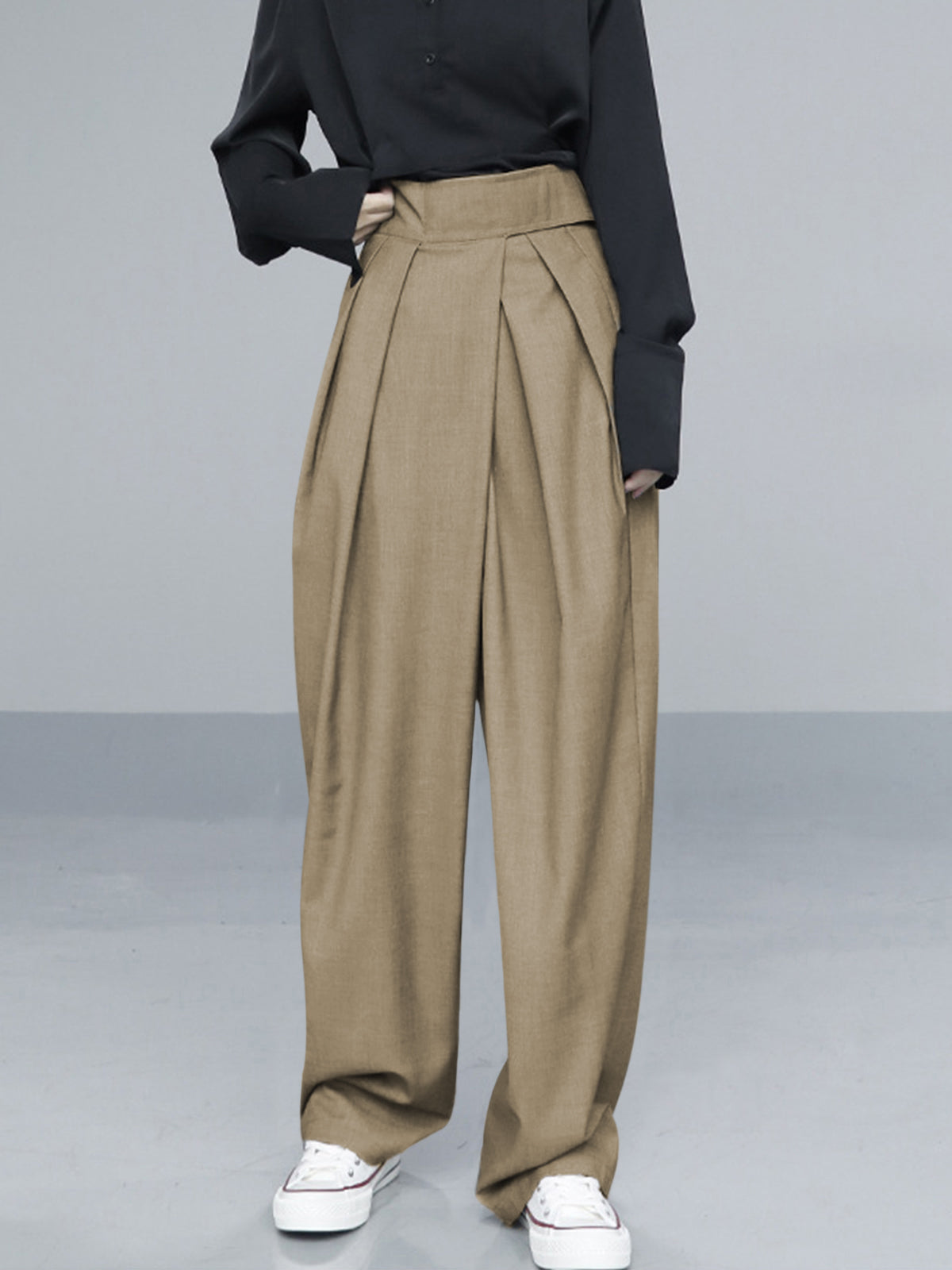 Beige variant van de Maren pants gestyled met zwarte top
