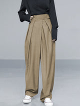 Beige variant van de Maren pants gestyled met zwarte top
