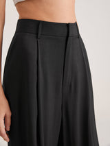 Detail shot zwarte pantalon met hoge taille
