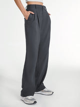 Zijaanzicht grijze pantalon gecombineerd met sneakers
