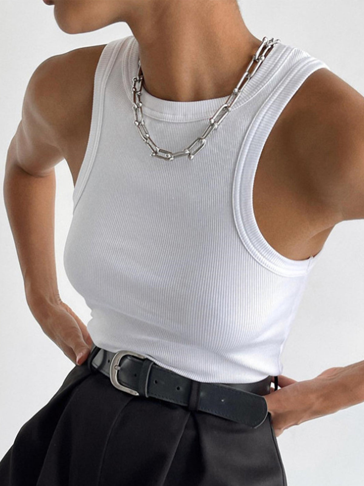 Witte ribbed crop tanktop met zwarte pantalon
