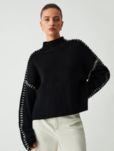 Zwarte oversized mock neck sweater met witte pantalon
