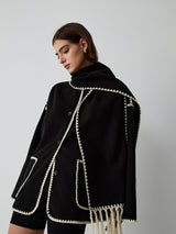 Contrast cape jacket met witte bies in zwart

