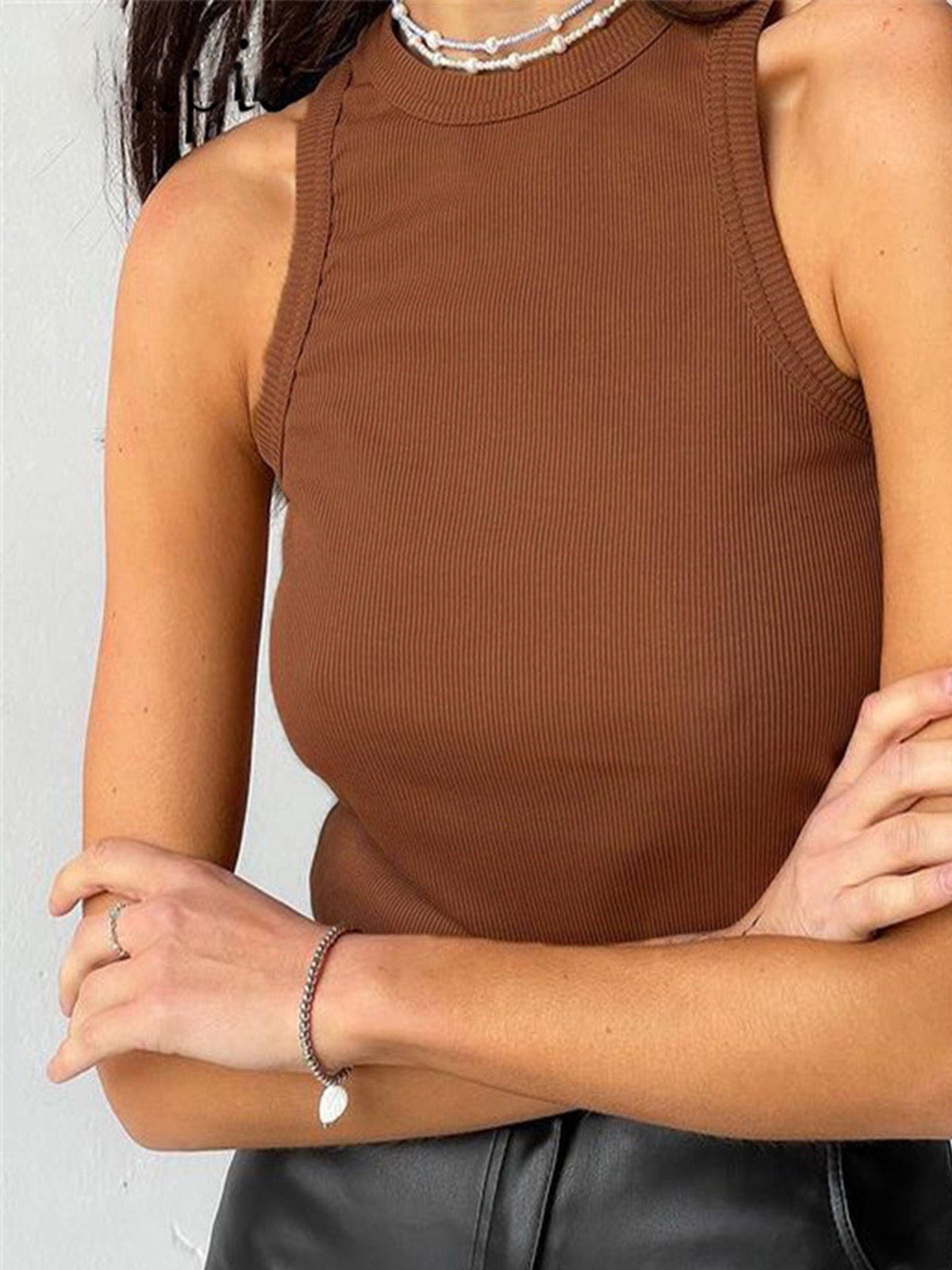 Bruine ribbed tanktop met kettingdetail
