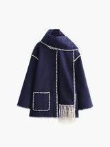 Blauwe cape met contrastbies en franjes