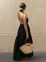 Model draagt zwarte backless zomerjurk
